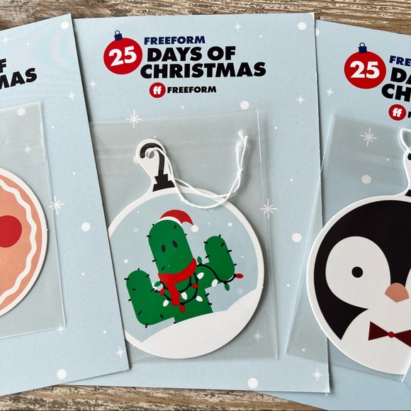 2021 DISNEYLAND DISNEY MERRIEST NIGHTS SOUVENIR PIN PLUS EXTRAS - Picture 5 of 8